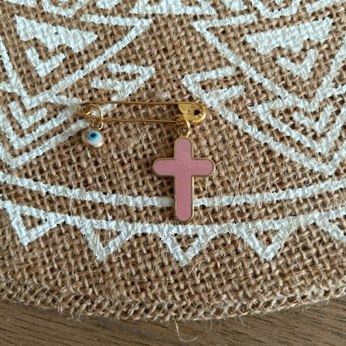 Protective pin with eye and cross pink enamel like new