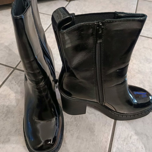 Patent leather ankle boots new with medium heel size 39 black