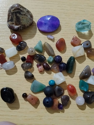 Semi-precious stones and beads used, pack 130 grams