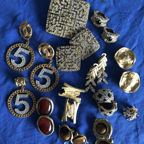 10 pairs of earrings, 2 brooches, 1 pendant