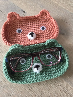 Set of 2 crocheted bear glasses holders, pink and green