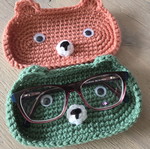 Set of 2 crocheted bear glasses holders, pink and green