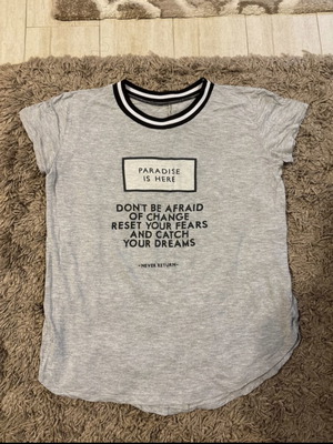 Bershka γκρι κοντομάνικο t-shirt με minimal στάμπα σαν καινούργιο, μέγεθος S