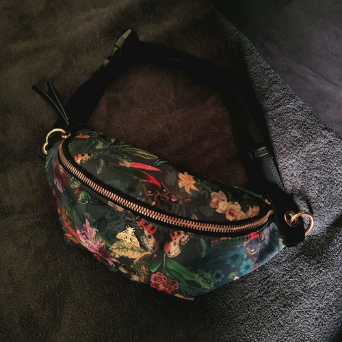 Medicine waist and shoulder banana bag like new, multicolor green