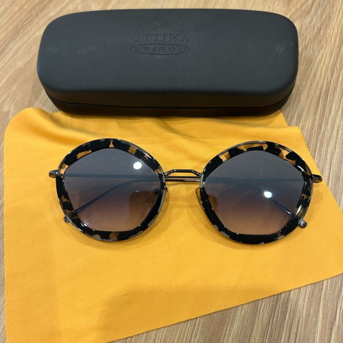 No Logo sunglasses with horn frame new, black