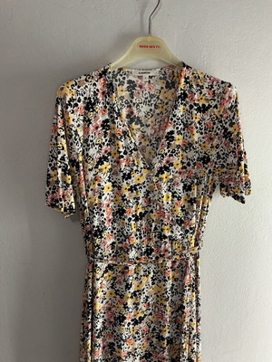 Garcia viscose dress size S like new, colorful, waist belt