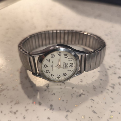 Q&Q women's watch with elastic bracelet used, silver color