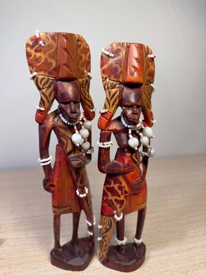 Set of handmade African figures used, 22 cm