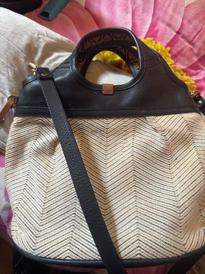 Ugg Australia shoulder bag like new, knitted with large space, black and white