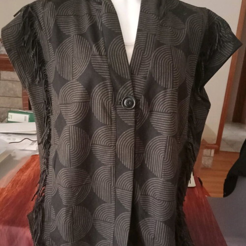 Sleeveless jacket new with fringes and hood in olive color