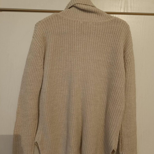 White turtleneck sweater used, size M-L
