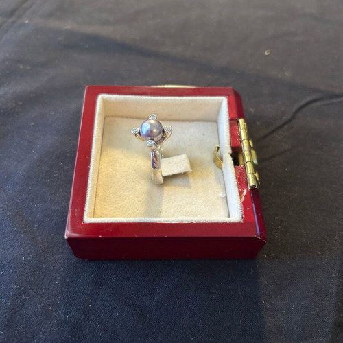 Silver 925 ring with white stones like new