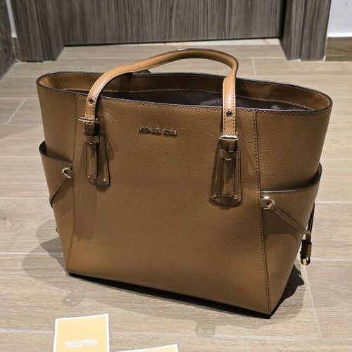 Michael Kors Voyager shoulder bag tan like new