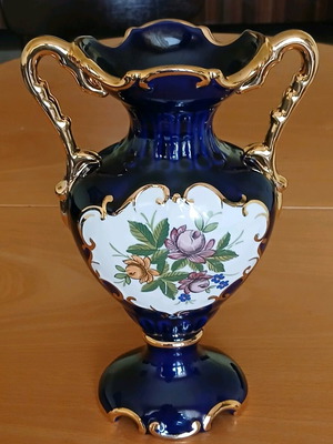 Porcelain vase Alcobaca like new with floral motif and gold gilding