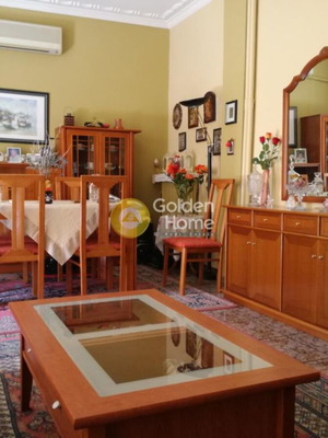 Τραπεζαρία σαν καινούργια με 6 καρέκλες, ξύλινο γραφείο, τραπέζι κουζίνας με 4 καρέκλες και τζάμι