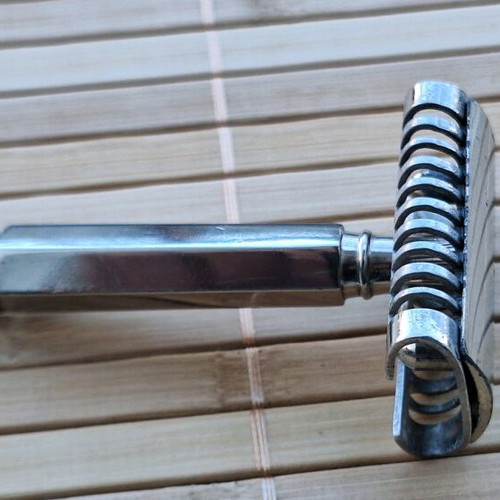 Le Coq Cage Comb razor used