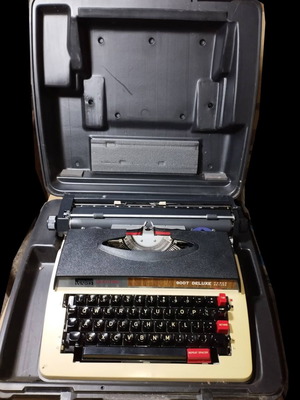 Ηλεκτρική γραφομηχανή Montgomery Ward 900T Deluxe 1976 μεταχειρισμένη με θήκη