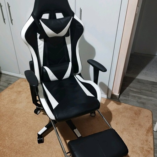RAPTOR gaming office chair like new with footrest extension