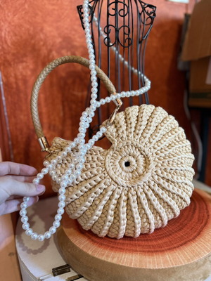 Crochet Shell Handbag beige like new, shoulder style