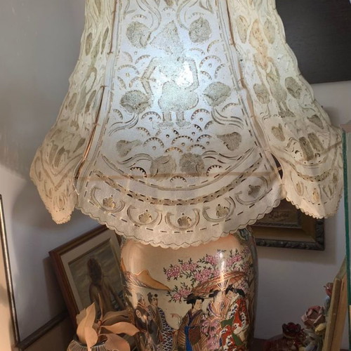 Satsuma collectible table lamp used porcelain with wooden base