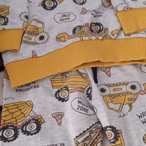 Children's gray and yellow pajama like new with trucks for 3 years old