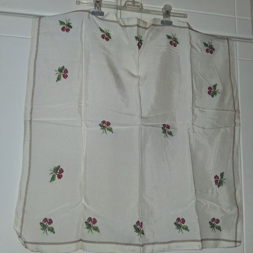 Square embroidered table linen 70×70 with cherries, like new