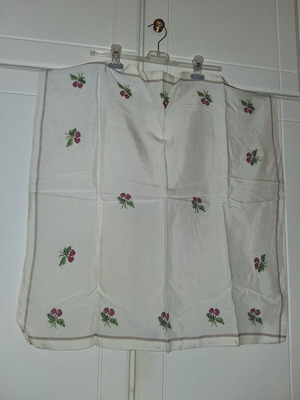 Square embroidered table linen 70×70 with cherries, like new