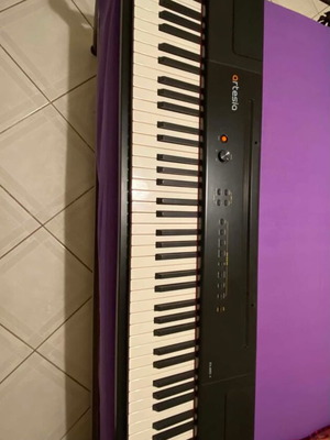 Artesia Electric Piano like new with sustain pedal