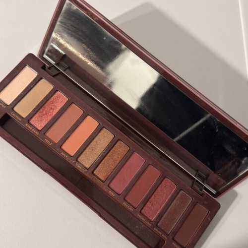 Eyeshadow palette like new, almost intact