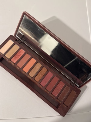 Eyeshadow palette like new, almost intact