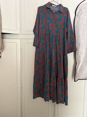 Maxi long-sleeve printed semi-fitted dress with ruffles