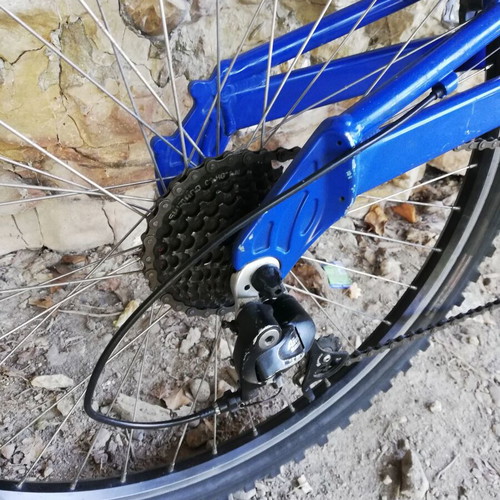 California Flash mountain bike, 24 speeds, 26-inch tires