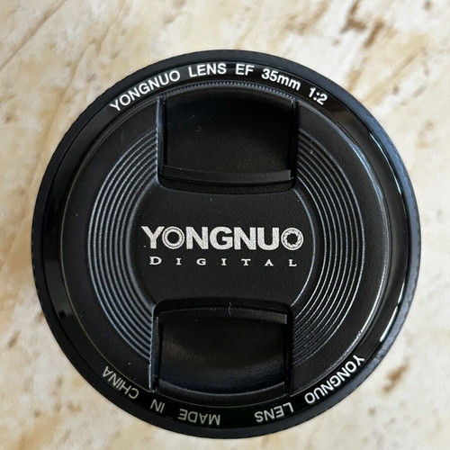 Canon EOS Yongnuo 35mm f2 1:2 AF/MF lens like new with gifts