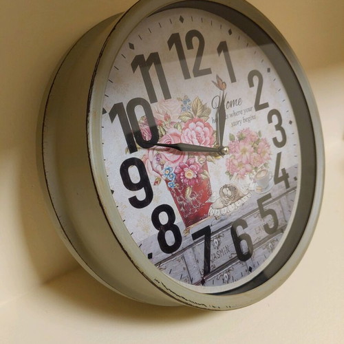 Large analog wall clock like new with flowers and birds