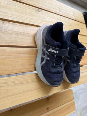 Asics kids running shoes for boys Gel 1014A344-411 GT 1000 13Ps like new, blue