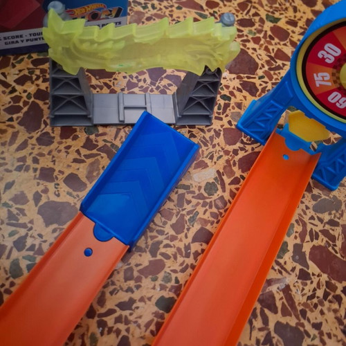 Hot Wheels playset like new, 4 codes included