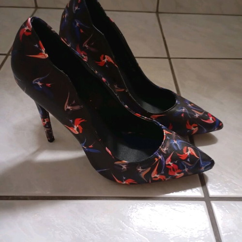 Migato pumps like new, black with blue and red patterns