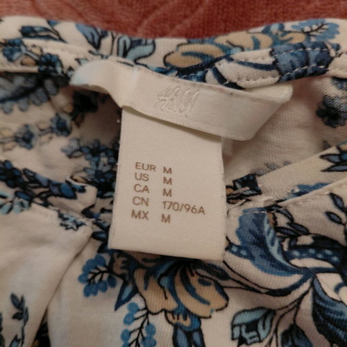 H&M crop top medium like new, white and blue paisley