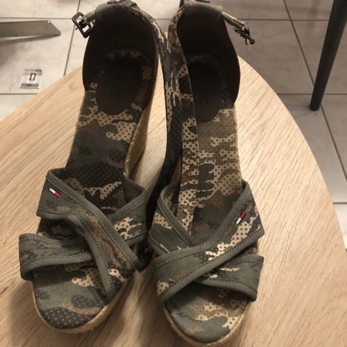 Tommy Hilfiger Women Platforms size 41 like new, beige and green