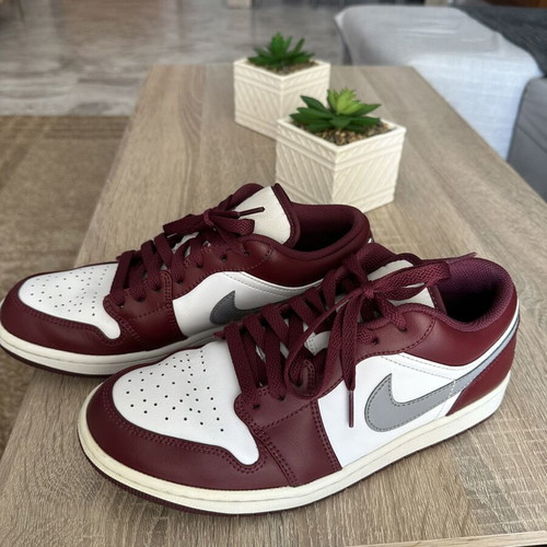 Nike Air Jordan 1 Low Bordeaux size 42 like new