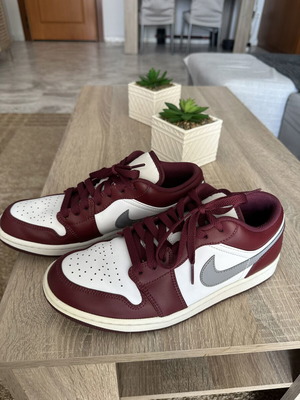 Nike Air Jordan 1 Low Bordeaux size 42 like new