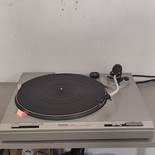 Technics turntable without needle or cover lid