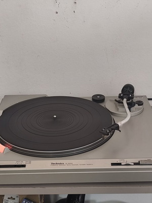 Technics turntable without needle or cover lid