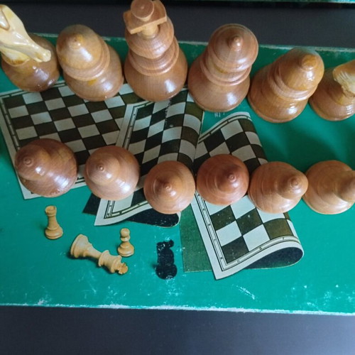 Wooden chess pieces used, lightweight, king height 8 cm with box