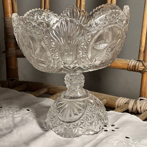 Crystal fruit bowl used with embossed design and foot
