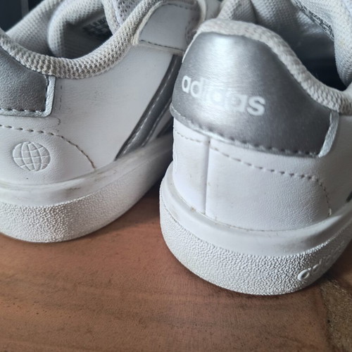 Παιδικά παπούτσια Adidas νούμερο 23 άσπρα σαν καινούργια
