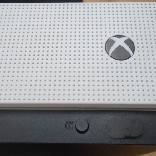 Xbox One S console like new, 500GB, 2 wireless controllers, FIFA20