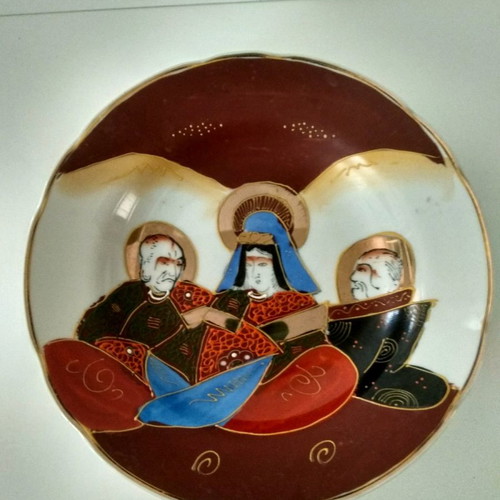 Japanese decorative items used, 2 plates and vase 13 cm high