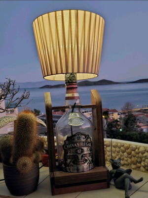 Chivas Regal 3lt table lamp like new with wooden base