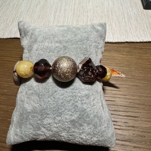 Elastic bracelet like new with stones in various sizes and colors